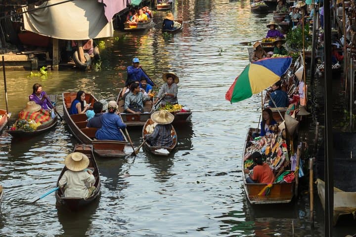 Damnoensaduak Floating market