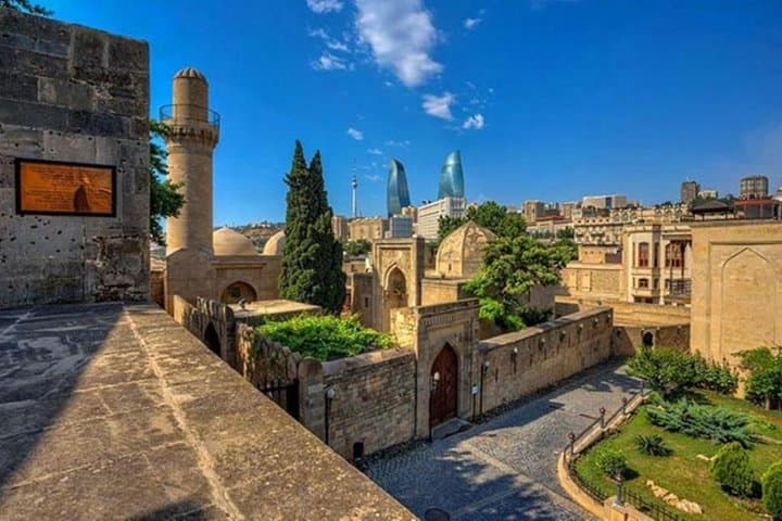 جولة خاصة في مدينة باكو القديمة والحديثة