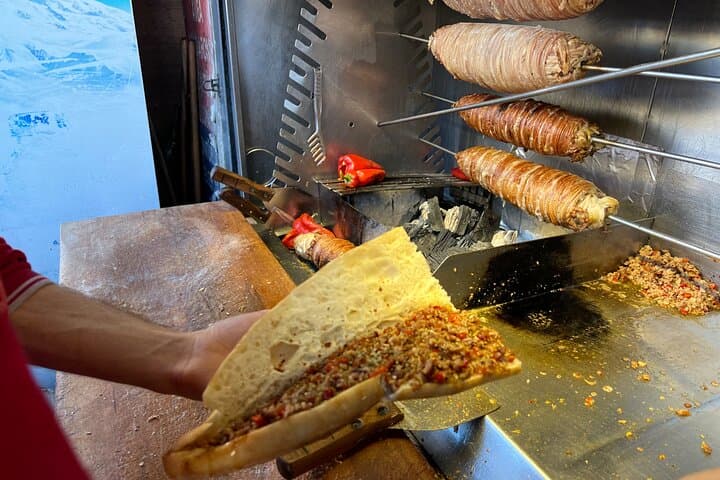 Roasted lamb with spices and tomatoes in the fresh bread.