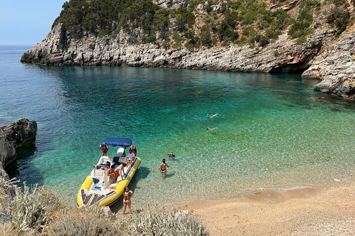 جولة بالقارب السريع Vlore إلى خليج دافينا وكهف هاكسي علي