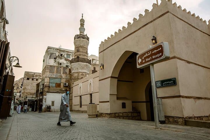 جولة إرشادية في جدة من قبل امرأة محلية