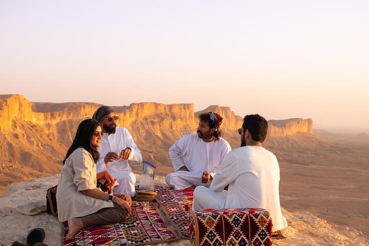 حافة العالم وقشطة في الرياض
