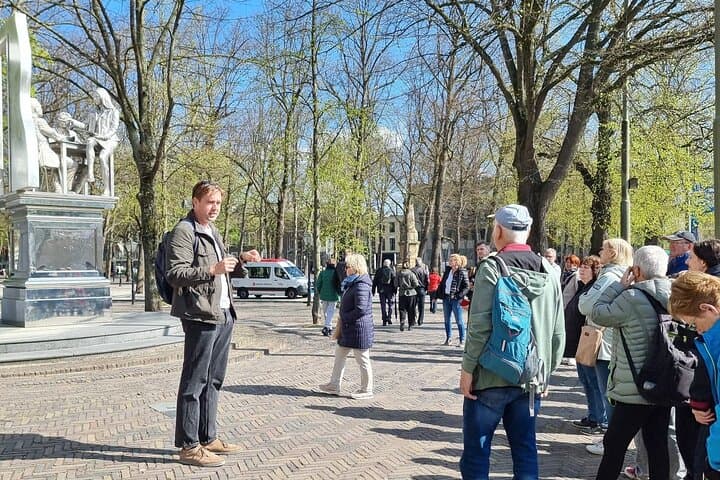 Guide and group in The Hague