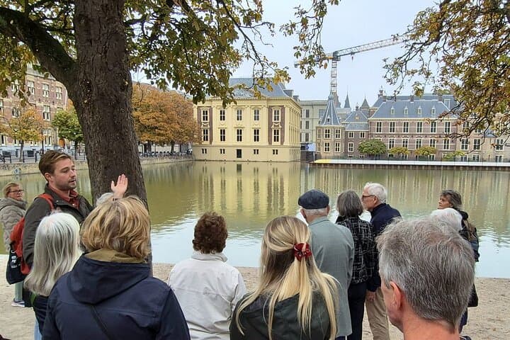 Guide and group in The Hague